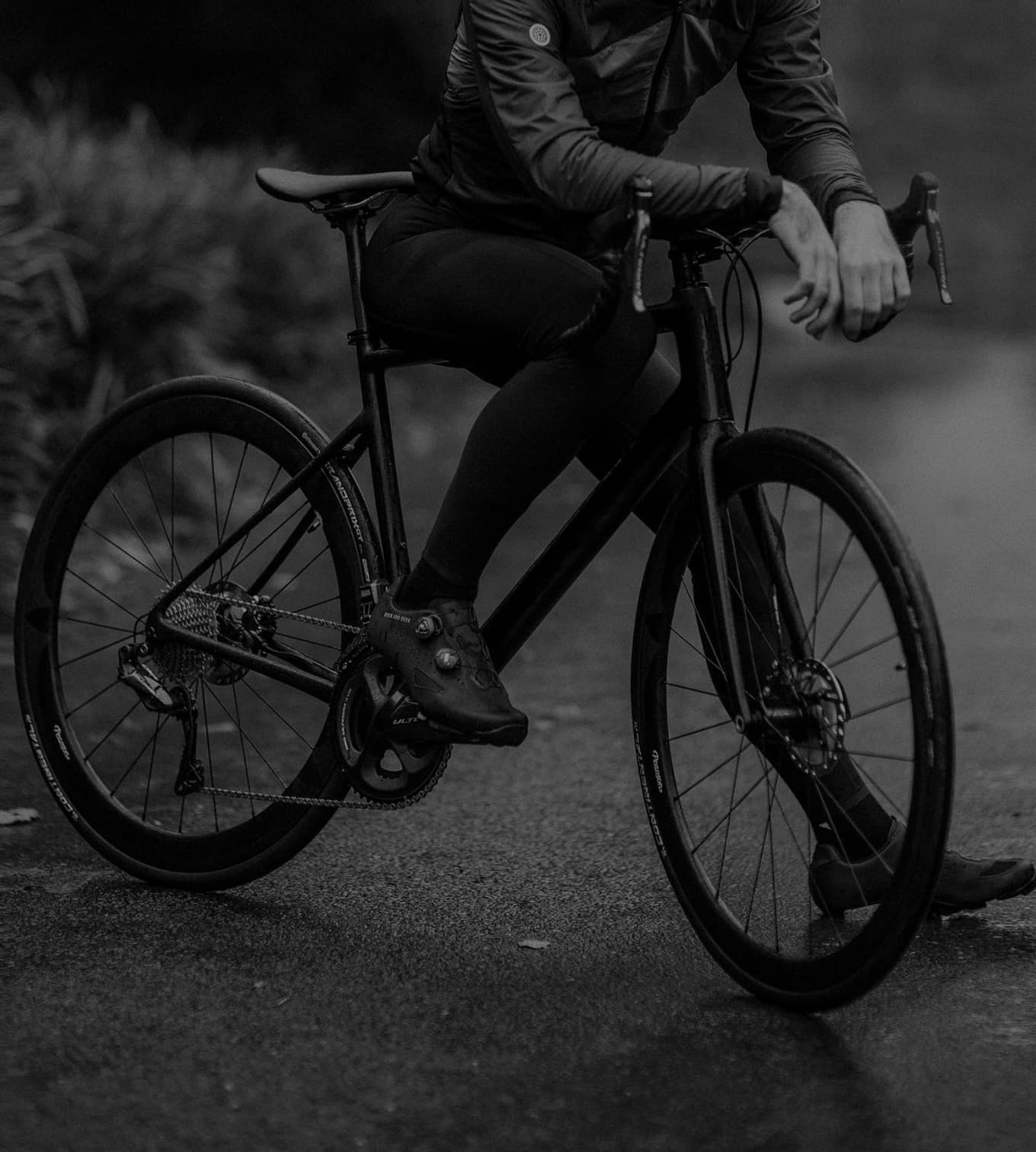 pessoa parada encima de uma bicicleta